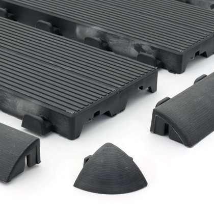 Černý plastový nájezd "samice" pro terasové dlaždice Linea Striped - 58 x 4,5 x 2,5 cm