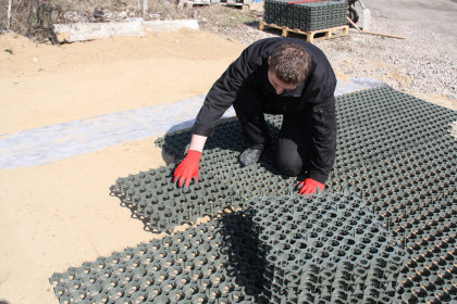 Černá plastová zatravňovací dlažba STELLA GREEN - délka 50 cm, šířka 50 cm a výška 4 cm