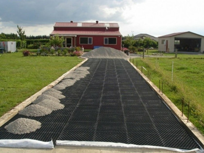 Černá plastová zatravňovací dlažba STELLA GREEN - délka 50 cm, šířka 50 cm a výška 4 cm