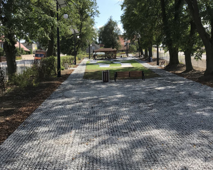 Černá plastová zatravňovací dlažba STELLA GREEN - délka 50 cm, šířka 50 cm a výška 4 cm