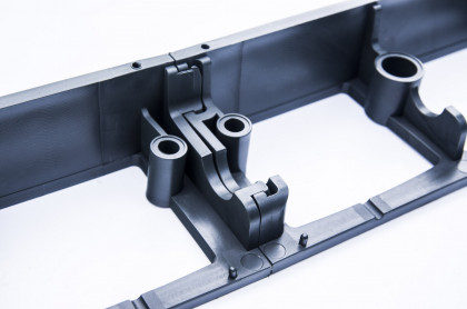 Černý plastový skrytý zahradní obrubník STELLA BORD - délka 100 cm, šířka 8 cm a výška 4,5 cm