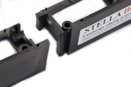 Černý plastový skrytý zahradní obrubník STELLA BORD - délka 100 cm, šířka 8 cm a výška 4,5 cm