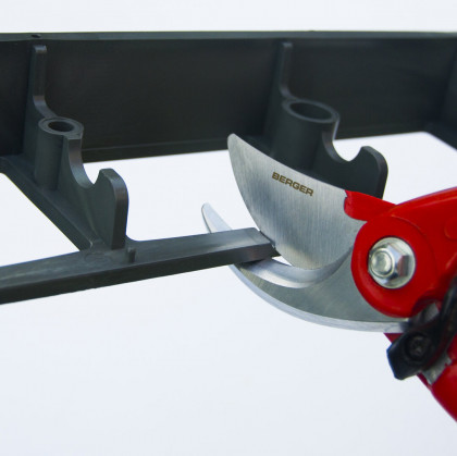 Černý plastový skrytý zahradní obrubník STELLA BORD - délka 100 cm, šířka 8 cm a výška 4,5 cm