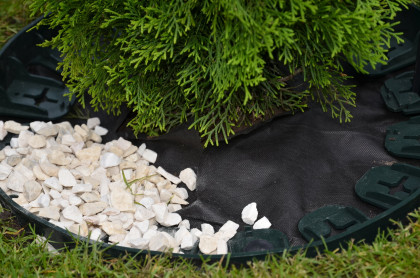 Černý plastový skrytý zahradní obrubník STELLA BORD - délka 70 cm a výška 4,5 cm