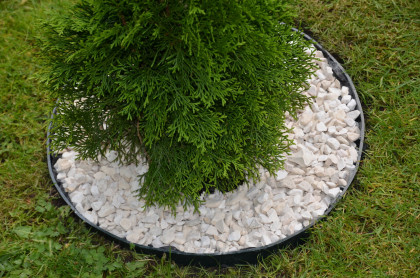 Černý plastový skrytý zahradní obrubník STELLA BORD - délka 70 cm a výška 4,5 cm