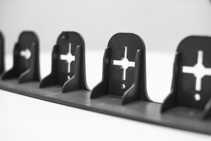 Černý plastový skrytý zahradní obrubník STELLA BORD - délka 70 cm a výška 6 cm