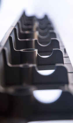 Černý plastový skrytý zahradní obrubník STELLA BORD - délka 100 cm, šířka 8 cm a výška 8 cm