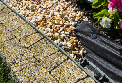 Černý plastový skrytý zahradní obrubník STELLA BORD - délka 100 cm, šířka 8 cm a výška 8 cm