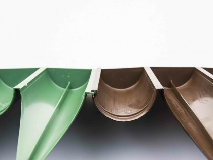 Hnědý plastový palisádový zahradní obrubník Wood - délka 25 cm a výška 12,5 cm