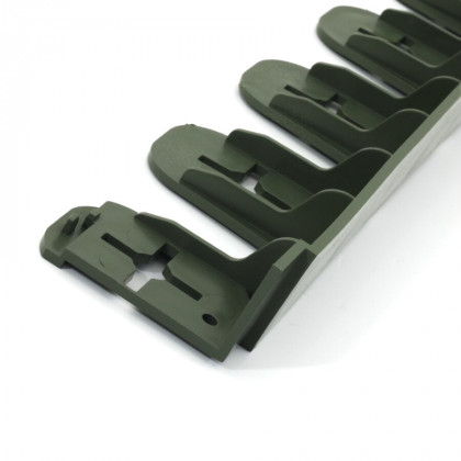 Zelený plastový skrytý zahradní obrubník STELLA BORD - délka 70 cm a výška 4,5 cm