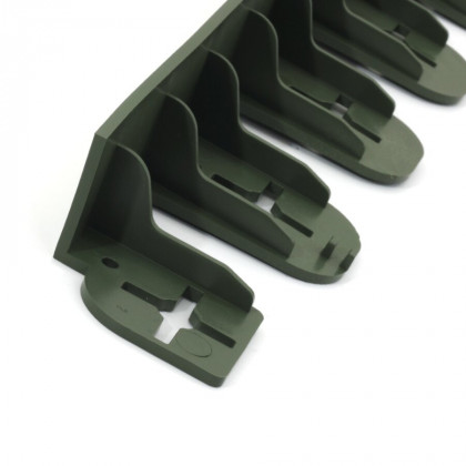 Zelený plastový skrytý zahradní obrubník STELLA BORD - délka 70 cm a výška 4,5 cm