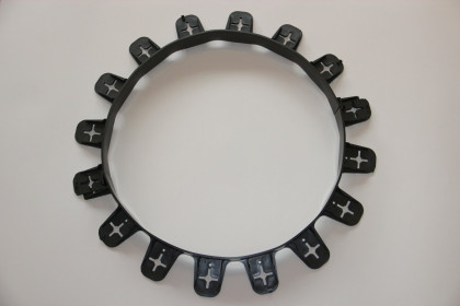 Zelený plastový skrytý zahradní obrubník STELLA BORD - délka 70 cm a výška 4,5 cm