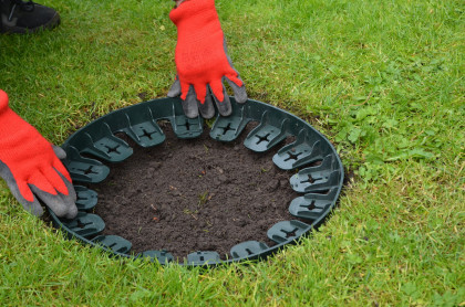 Zelený plastový skrytý zahradní obrubník STELLA BORD - délka 70 cm a výška 4,5 cm