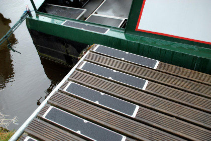 Černá protiskluzová podlahová páska pro hliníkové nášlapy - 63,5 x 11,5 cm