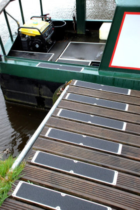 Černá protiskluzová podlahová páska pro hliníkové nášlapy - 63,5 x 11,5 cm