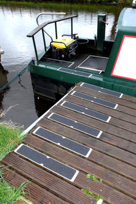 Černá protiskluzová podlahová páska pro hliníkové nášlapy - 63,5 x 11,5 cm