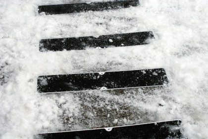 Černá protiskluzová podlahová páska pro hliníkové nášlapy - 63,5 x 11,5 cm