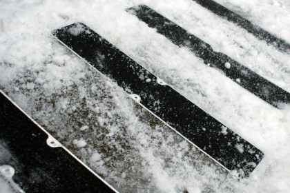 Černá protiskluzová podlahová páska pro hliníkové nášlapy - 63,5 x 11,5 cm