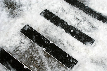 Černá protiskluzová podlahová páska pro hliníkové nášlapy - 63,5 x 11,5 cm