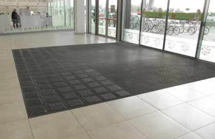 Šedá plastová textilní zátěžová vstupní rohož Modular 9900 3M Nomar Aqua 85 - délka 30 cm, šířka 30 cm a výška 2,19 cm