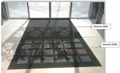 Černá plastová textilní zátěžová vstupní rohož Modular 9900 3M Nomar Aqua 75 - délka 30 cm, šířka 30 cm a výška 2,19 cm