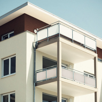 Bílá plastová ratanová stínící rohož "umělý ratan" - délka 500 cm a výška 90 cm