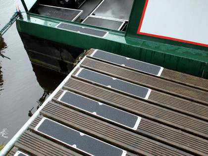 Černá protiskluzová podlahová páska pro hliníkové nášlapy - 63,5 x 12 x 4,5 cm