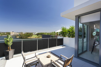 Šedá plastová ratanová stínící rohož "umělý ratan" s oky - délka 500 cm a výška 90 cm