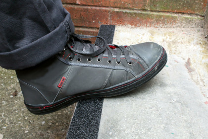 Černá korundová protiskluzová páska FLOMA Super - 18,3 x 10 cm tloušťka 1 mm