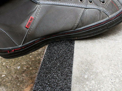 Černá korundová protiskluzová páska FLOMA Extra Super - 18,3 x 10 cm tloušťka 1,7 mm