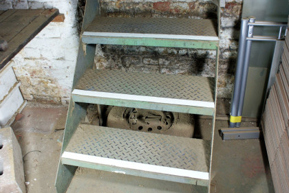 Korundová fotoluminiscenční protiskluzová páska FLOMA Glow in the Dark - 18,3 x 2,5 cm