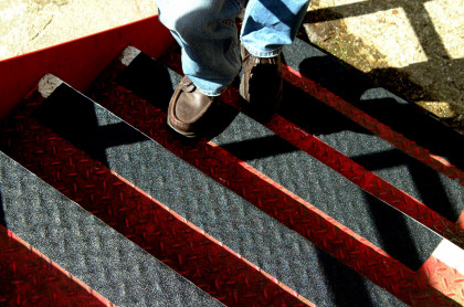 Černá korundová protiskluzová páska pro nerovné povrchy FLOMA Conformable - 18,3 x 2,5 cm tloušťka 1,1 mm