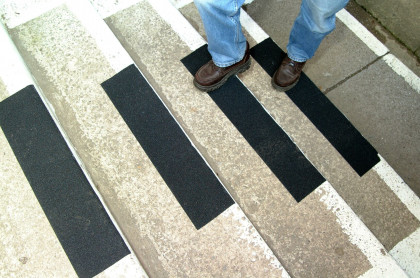 Černá korundová protiskluzová páska pro nerovné povrchy FLOMA Conformable - 18,3 x 10 cm tloušťka 1,1 mm