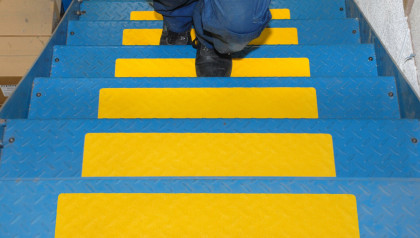 Žlutá korundová protiskluzová páska (pás) pro nerovné povrchy FLOMA Conformable - 15 x 61 cm tloušťka 1,1 mm