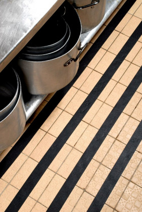 Černá plastová voděodolná protiskluzová páska FLOMA Resilient Standard - 18,3 m x 2,5 cm a tloušťka 0,58 mm