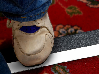 Bílá plastová voděodolná protiskluzová páska FLOMA Resilient Standard - 18,3 m x 10 cm a tloušťka 0,58 mm