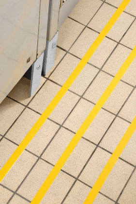 Žlutá plastová voděodolná protiskluzová páska FLOMA Resilient Standard - 18,3 m x 2,5 cm a tloušťka 0,58 mm