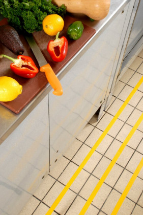 Žlutá plastová voděodolná protiskluzová páska FLOMA Resilient Standard - 18,3 m x 2,5 cm a tloušťka 0,58 mm