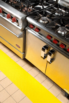 Žlutá plastová voděodolná protiskluzová páska FLOMA Resilient Standard - 18,3 m x 10 cm a tloušťka 0,58 mm