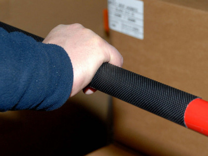 Černá protiskluzová páska na zábradlí FLOMA Handrail Grip - 18,3 m x 2,5 cm a tloušťka 1,11 mm