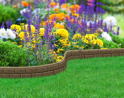 Hnědý gumový zahradní obrubník FLOMA Bricks - 120 x 2 x 9 cm