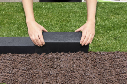 Grafitový gumový neviditelný zahradní obrubník FLOMA - 30 x 10 x 12 cm