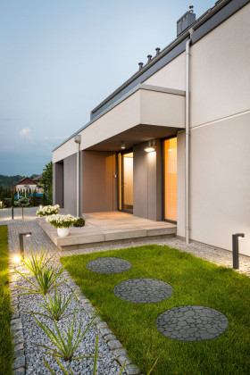 Šedá gumová terasová dlažba FLOMA River Rock - 45 x 45 x 2,2 cm