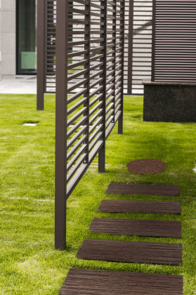 Hnědá gumová terasová dlažba FLOMA Wood - 26 x 60 x 1,7 cm