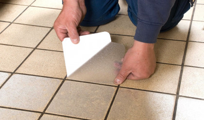 Průhledná voděodolná protiskluzová podložka do vany FLOMA Aqua-Safe - 86,4 x 40,6 cm tloušťka 0,7 mm