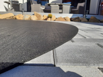 Gumová ochranná tlumící puzzle modulová podložka pod bazén, vířivku (okraj) FLOMA PoolPad - 95,6 x 95,6 x 0,8 cm