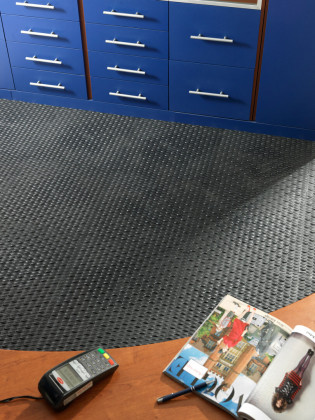 Černá plastová zátěžová puzzle protiúnavová dlaždice Tenax - 50 x 50 x 0,8 cm