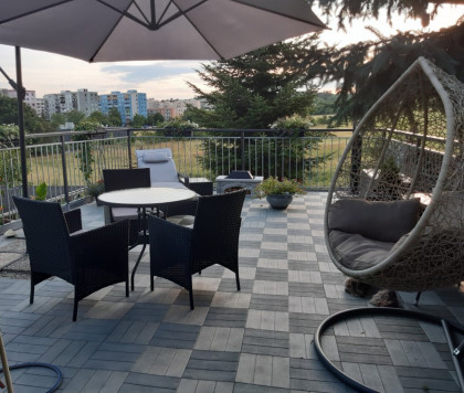 Světle šedá plastová terasová dlažba Linea Marte - 56,3 x 56,3 x 1,3 cm