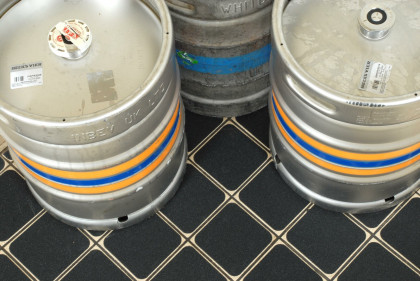 Béžová korundová protiskluzová páska (dlaždice) FLOMA Standard - 14 x 14 cm a tloušťka 0,7 mm