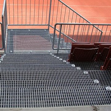 Ocelová pozinkovaná svařovaná schodnice FLOMA - 60 x 27 x 3 cm